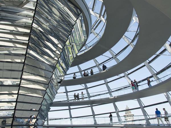 Mehr Transparenz soll es künftig im Bundestag bei den Nebeneinkünften von Abgeordneten geben.
