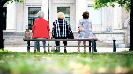 Drei ältere Frauen sitzen auf einer Bank in Hannover.