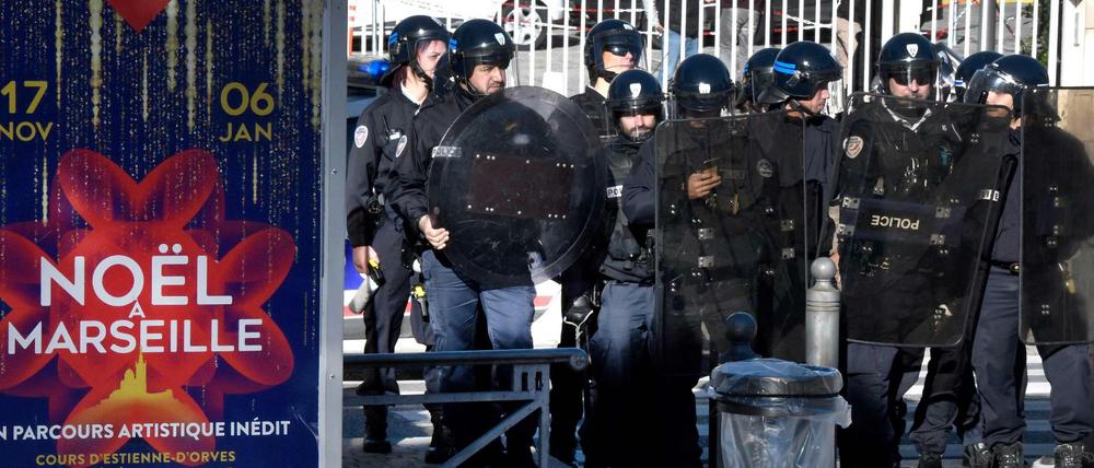 Polizisten postieren sich am Dienstag während einer Protestveranstaltung vor einer Universität in Marseille.