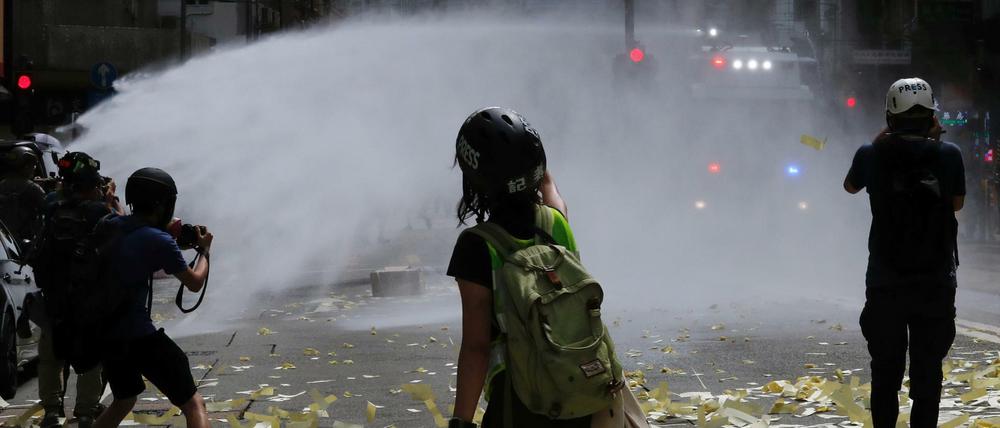 Wasserwerfer gegen die Demonstranten. Die Polizei nahm zahlreiche Menschen in Hongkong fest.