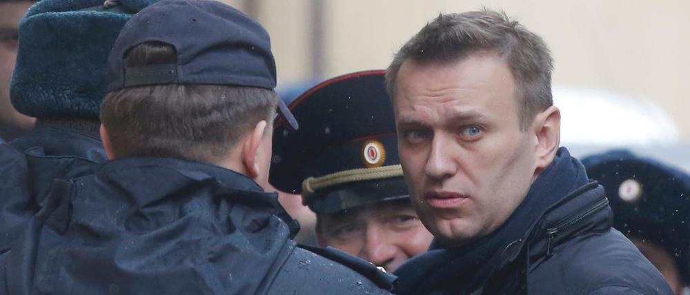 Oppositionsführer Alexej Nawalny auf dem Weg ins Gericht. 