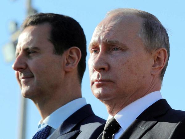 Russlands Präsident Wladimir Putin (r.) hat seinem syrischen Amtskollegen Baschar al Assad das politische Überleben gesichert.