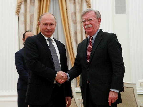 Gaben sich die Hand. Wladimir Putin (L) und John Bolton am Dienstag in Moskau.