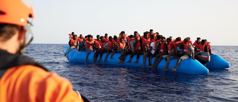 Vor der Rettung. Flüchtlinge auf einem Schlauchboot im Mittelmeer im Sommer 2019.