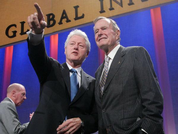 Die Ex-Präsidenten Bush und Bill Clinton auf einer Konferenz im Jahr 2008.