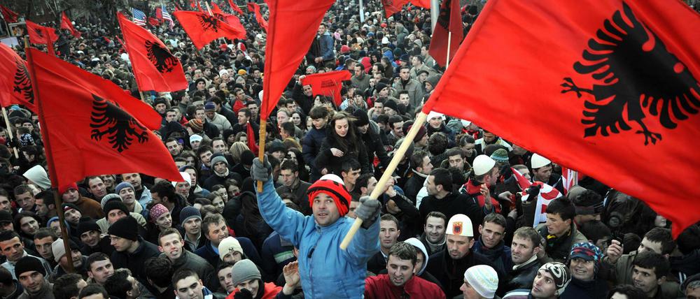 Zehn Jahre nach der Unabhängigkeit des Kosovo droht die EU-Perspektive der Weltbalkan-Länder am Streit mit Serbien zu scheitern.