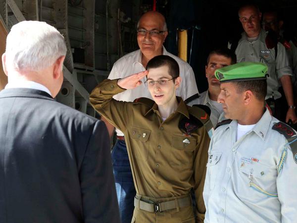 Gilad Shalit (M.), von der Hamas verschleppter Soldat, kam 2011 nach fünf Jahren frei. 