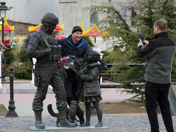 In Simferopol auf der Krim erinnert heute ein Denkmal an die sogenannten grünen Männchen - die hier nicht unwillkommenen Besatzer.