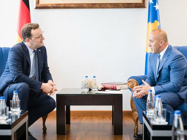 Jens Spahn (CDU,l) trifft den Ministerpräsident von Kosovo, Ramush Haradinaj. 
