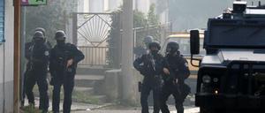 Kosovo: Polizisten gingen in der Stadt Mitrovica gegen Schmuggler vor und stießen dabei mit ethnischen Serben zusammen. 