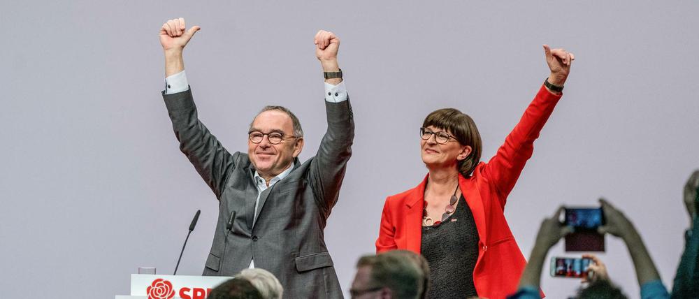Saskia Esken und Norbert Walter-Borjans winken als neugewählte SPD Bundesvorsitzende beim SPD-Bundesparteitag nach der Wahl. 