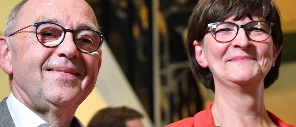 Noch steht nicht fest, wer zuletzt lacht: Die SPD-Vorsitzenden-Kandidaten Norbert Walter-Borjans und Saskia Esken.