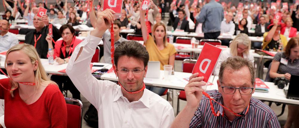 SPD-Delegierte stimmen am 25.06.2017 in Dortmund beim SPD-Sonderparteitag für das Wahlprogramm für die Bundestagswahl. 