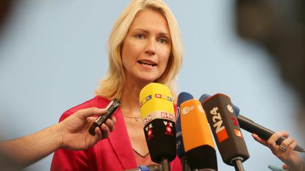 Bundesfamilienministerin Manuela Schwesig (SPD) kämpft hartnäckig um mehr Geld aus dem Finanzministerium.