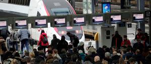 Pendler drängen sich am Bahnhof «Gare de Lyon».