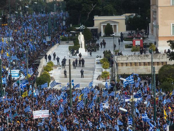Zehntausende Demonstranten versammelten sich am Sonntag in Athen.