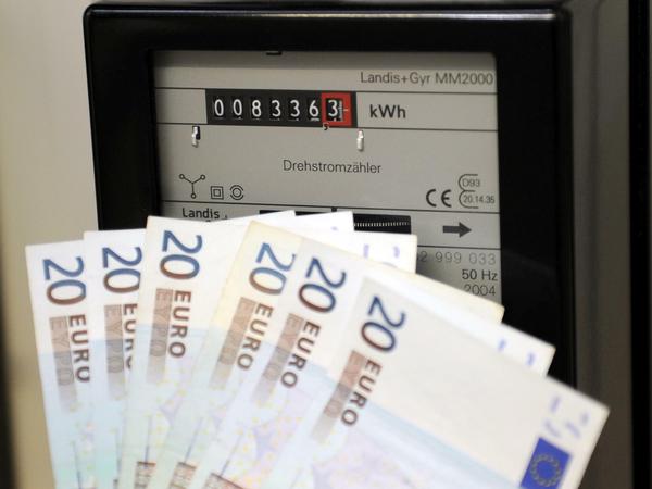 20 Euro Scheine vor einem Stromzähler
