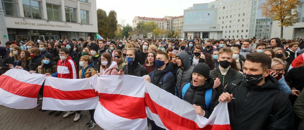 Trotz massenhafter Festnahmen hat die Demokratiebewegung in Belarus (Weißrussland) ihre Gangart gegen den Machthaber Alexander Lukaschenko mit Streiks und neuen Protesten verschärft.