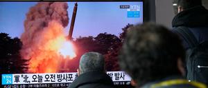 TV-Bericht in Südkorea über einen Raketentest des Nordens (Archivbild vom 2. März 2022)