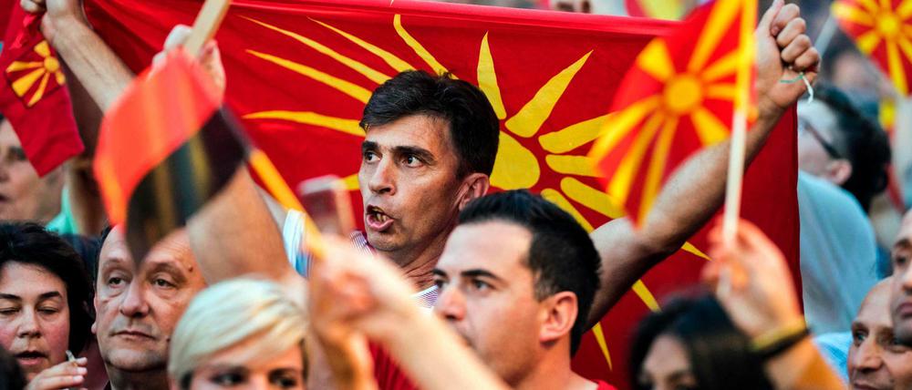 Anhänger der rechtsnationalen mazedonischen Oppositionspartei VMRO-DPMNE demonstrieren in Skopje.