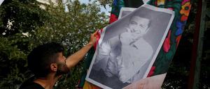 Plakate des kurdischen Präsidentschaftskandidaten Selahattin Demirtas werden aufgehängt. 