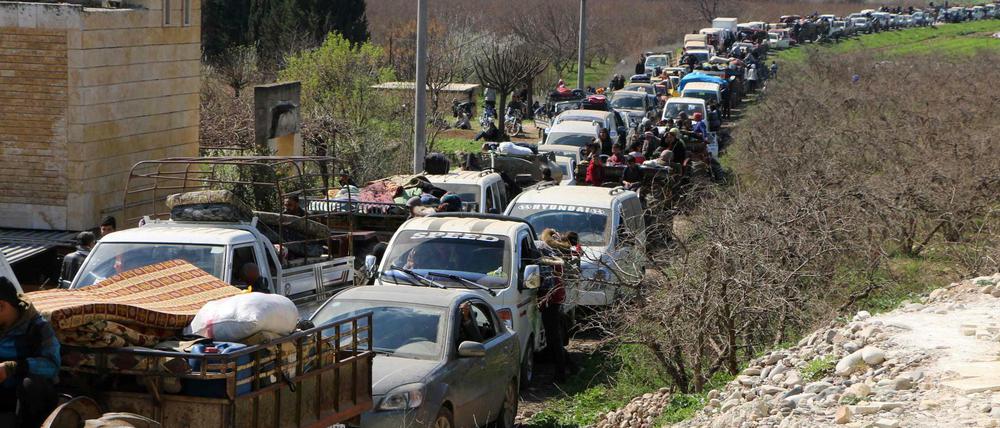 Zivilisten fliehen mit ihren Fahrzeugen aus der nordsyrischen Stadt Afrin.