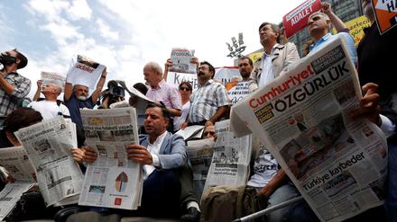 Vor dem Gericht in Istanbul wird demonstrativ die "Cumhuriyet" gelesen, gegen deren Mitarbeiter drinnen verhandelt wird.