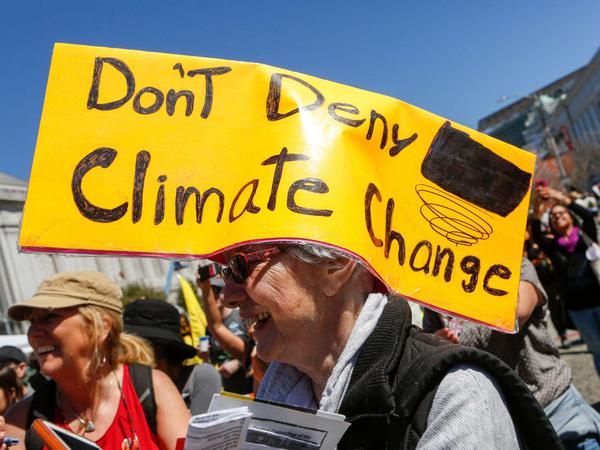 Ein Zeichen setzen. Auf einer Kundgebung in San Francisco wird betont, wie gefährlich der Klimawandel ist.