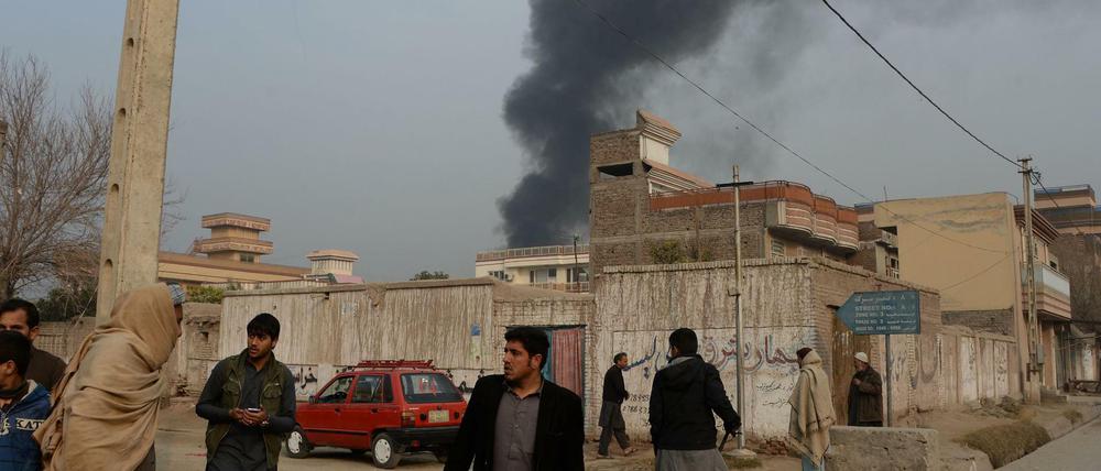 Rauch über dem angegriffenen Büro von Save the Children in Afghanistan
