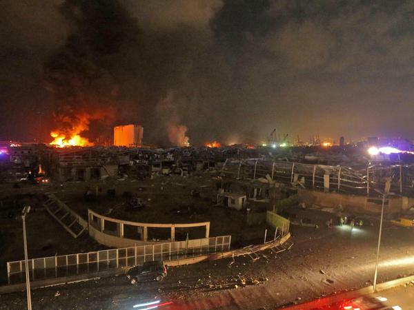 Bis in die Abendstunden brennt es in dem Beiruter Hafenviertel.