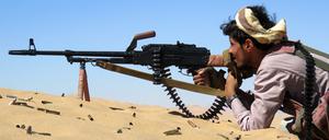 Ein jemenitischer Pro-Regierungskämpfer am 7. Dezember 2021 an der al-Jawba-Frontlinie südlich von Marib. (Archivbild)