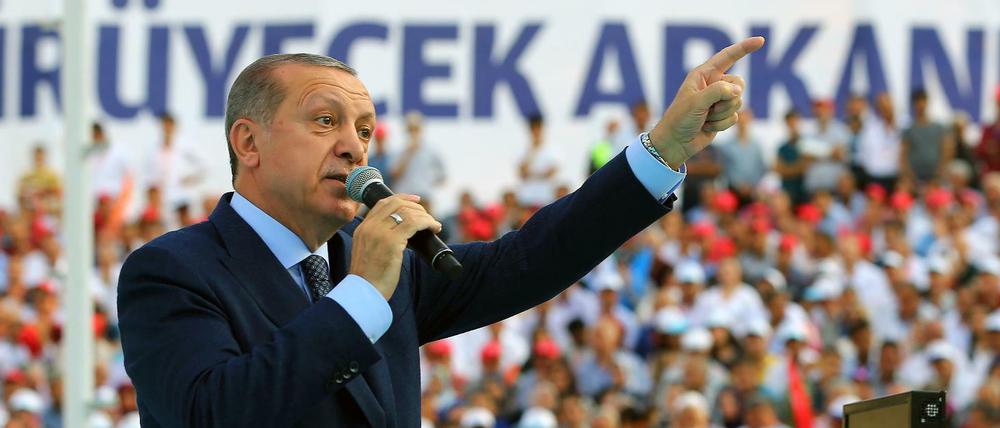 Erdogan beschimpfte am Samstag bei einem Auftritt in der Türkei den deutschen Außenminister.