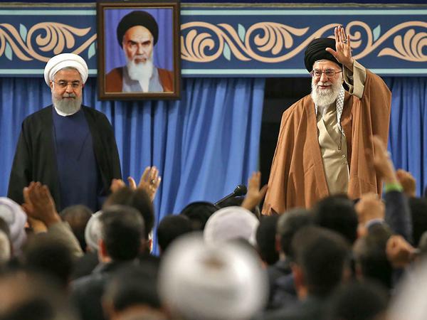 Irans Führung mit Präsident Hassan Ruhani (l.) und Revolutionsführer Ali Chamenei versucht, den Einfluss ihres Landes in der Region auszuweiten.