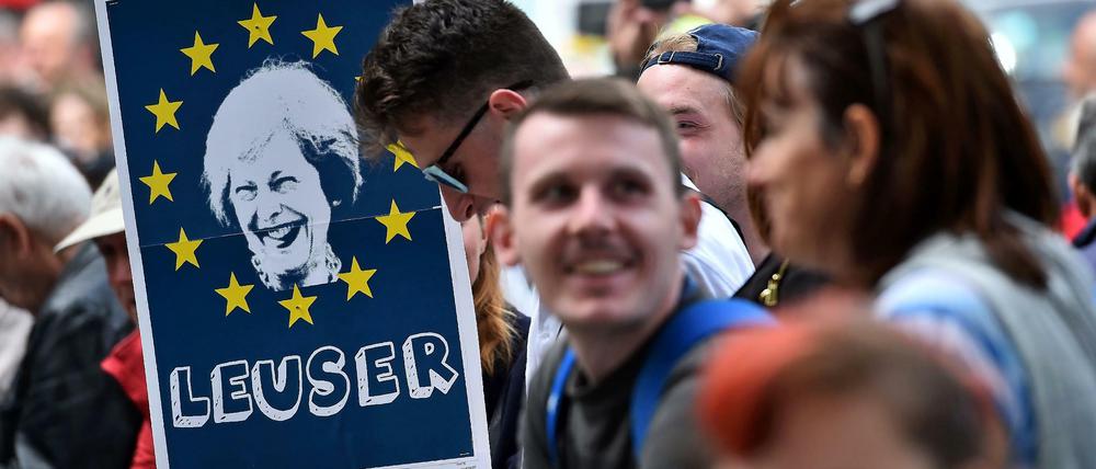 Demonstranten an der Downing Street in London amüsieren sich über Theresa Mays Wahlschlappe.