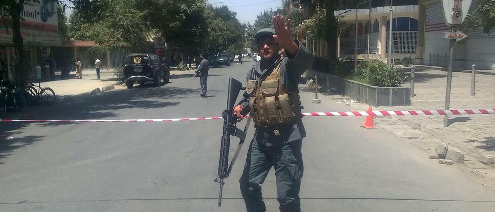 Selbstmordanschlag in Kabul: Polizisten sperren die Straße ab. 
