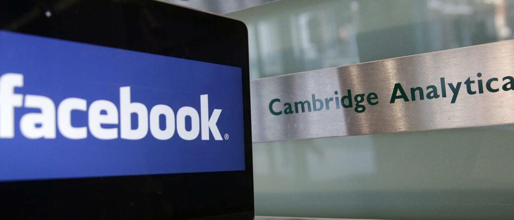 Das Facebook-Logo vor dem Eingang zu Büros des Unternehmens Cambridge Analytica