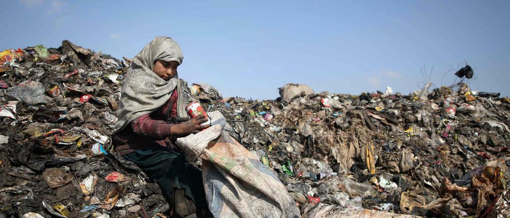 In großer Armut. Ein Mädchen in Idlib nahe der türkischen Grenze sucht im Müll nach Essbarem.