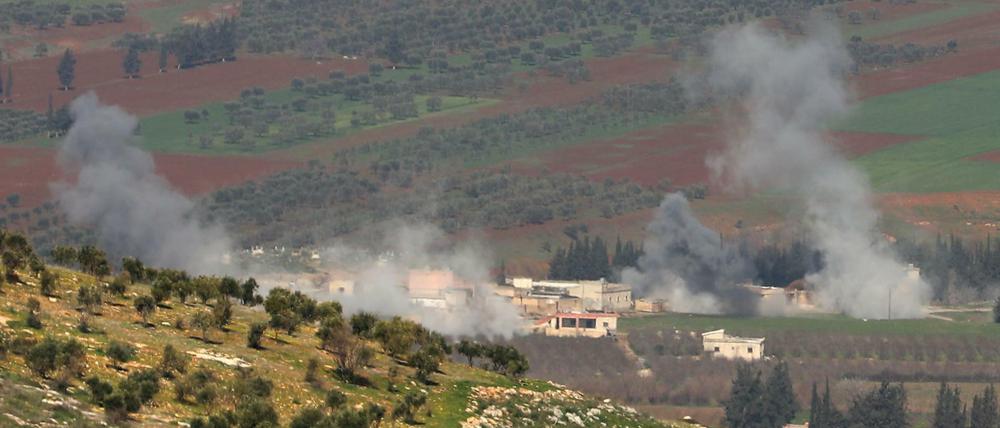 Von der Türkei unterstützte Rebellengruppen feuern in der Region Afrin Richtung kurdischer Truppen. 