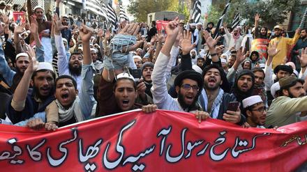 Anhänger der islamistischen Partei Jamiat Ulema-e-Islam-Fazl (JUI-F) protestieren in Pakistan gegen die Freilassung von Asia Bibi. 
