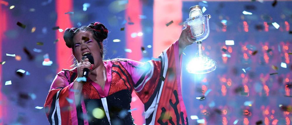 Die israelische Sängerin Netta Barzilai stemmt nach dem Eurovision Song Contest die Trophäe in die Höhe. 