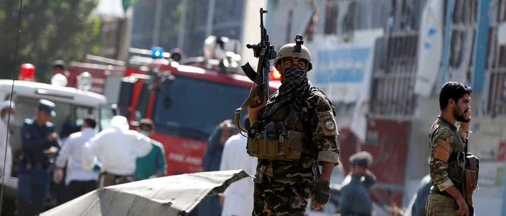 Afghanische Sicherheitskräfte sichern eine Kabuler Straße nach einem Selbstmordanschlag am Montagmorgen. 