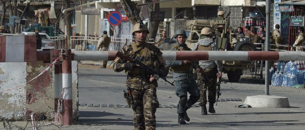 Afghanische Sicherheitskräfte nach einem Bombenanschlag der Taliban in Kabul.
