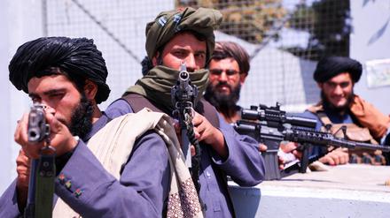Sie kontrollieren nun den Flughafen, über den die Bundeswehr Deutsche und Ortskräfte ausgeflogen hatten: Taliban-Kämpfer in Kabul.