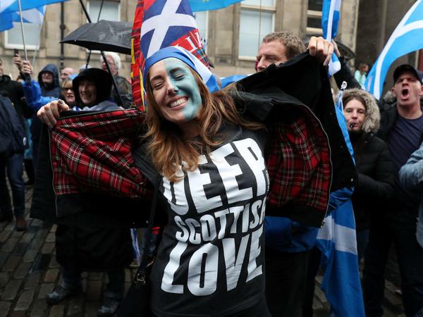 Tiefe schottische Liebe: Das zeigt diese Frau mit ihrem T-Shirt. 