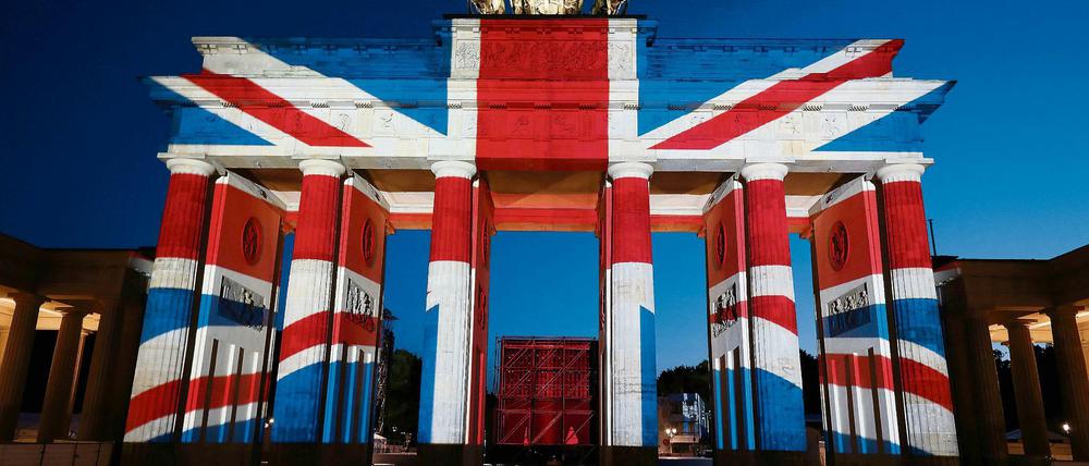 Das Brandenburger Tor wird mit der Flagge Großbritanniens angestrahlt.