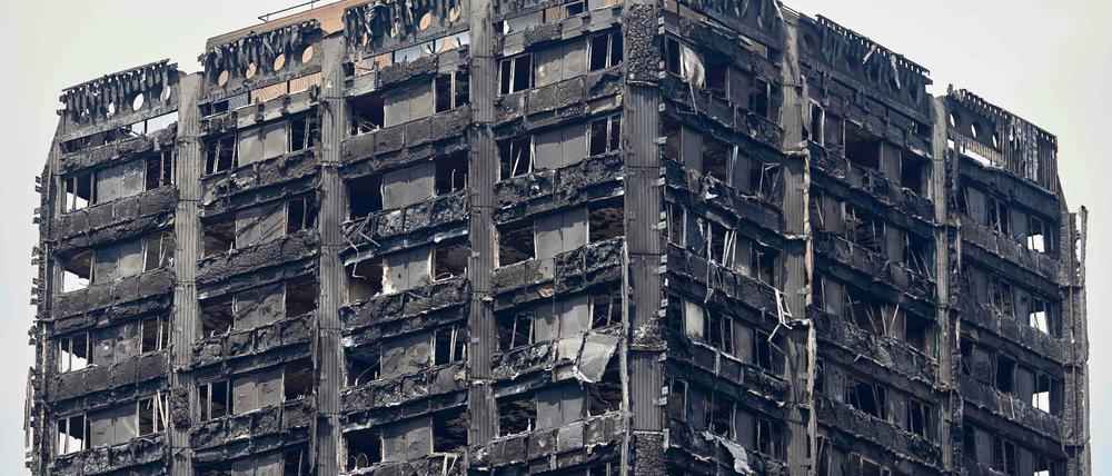 Der ausgebrannte Greenfall Tower in London. 