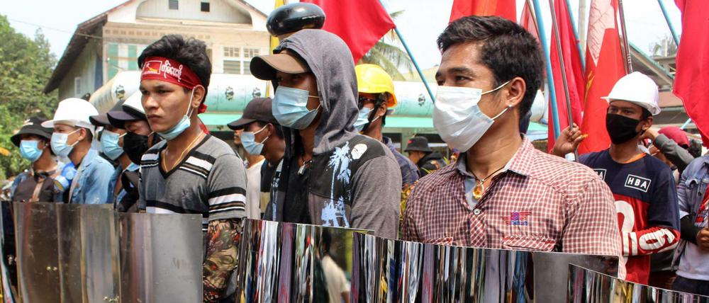Demonstranten protestieren in Myanmar gegen die Militärregierung.