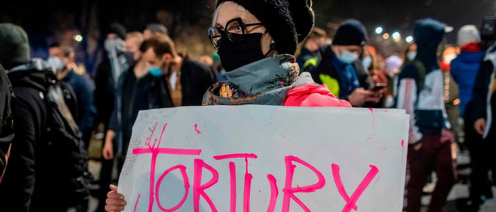 Eine Demonstrantin protestiert gegen das Urteil gegen das Abtreibungsgesetz in Polen.