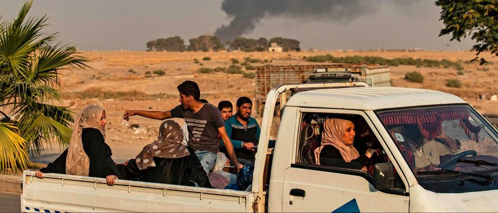 Auf der Flucht: Zivilisten versuchen den türkischen Bomben in Nordsyrien zu entkommen.