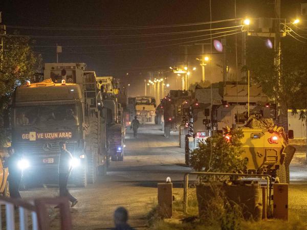 Türkische Armee auf dem Weg zur syrischen Grenze